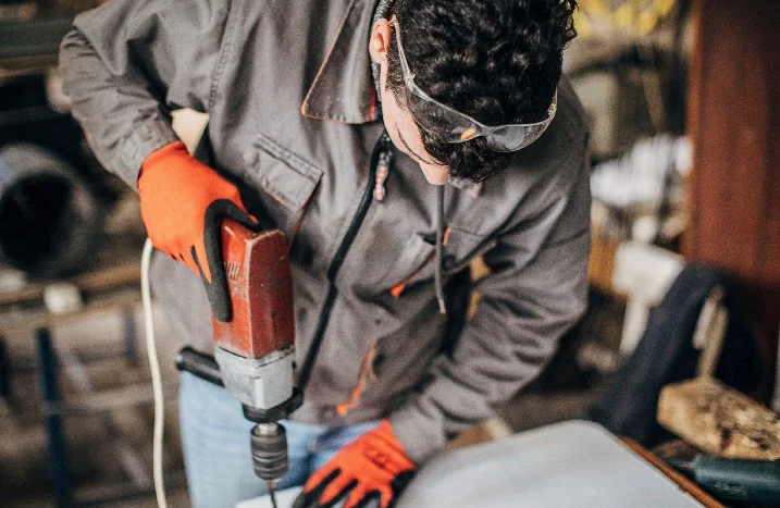 Person bohrt mit Bohrmaschine